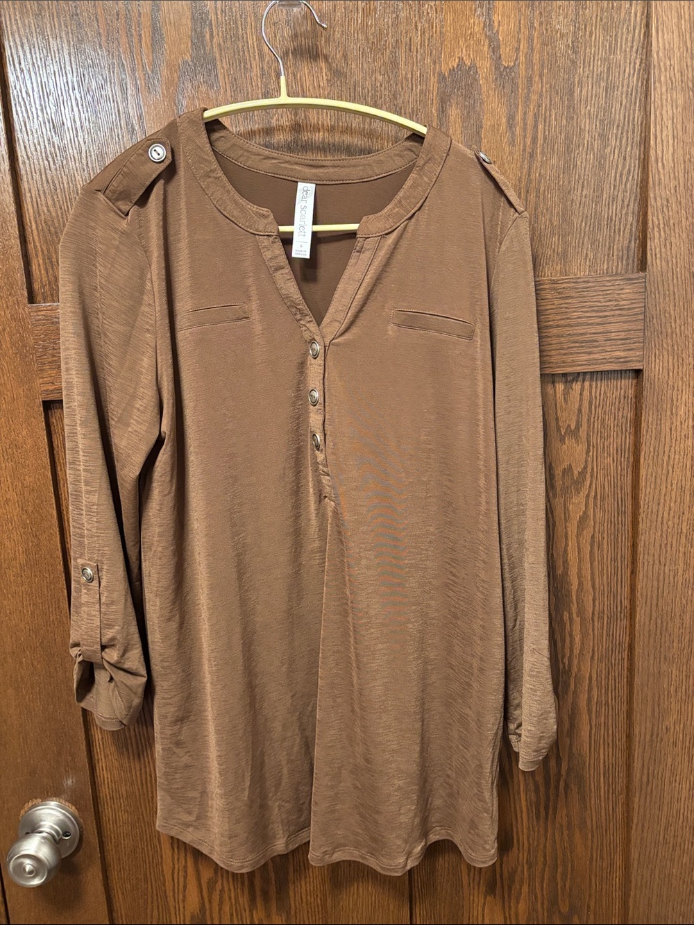 Dear Scarlett Brown Button-Front Roll-Tab Tunic. Small